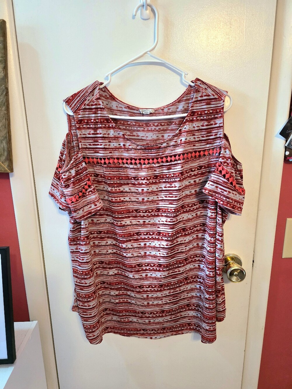 Cato Women's Size 22/24W Red Abstract Short Sleeved Cold Shoulder Top
